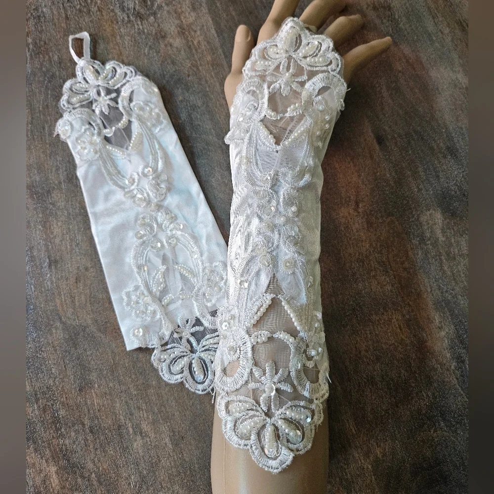 Elegant Bridal White Lace Fingerless Gloves